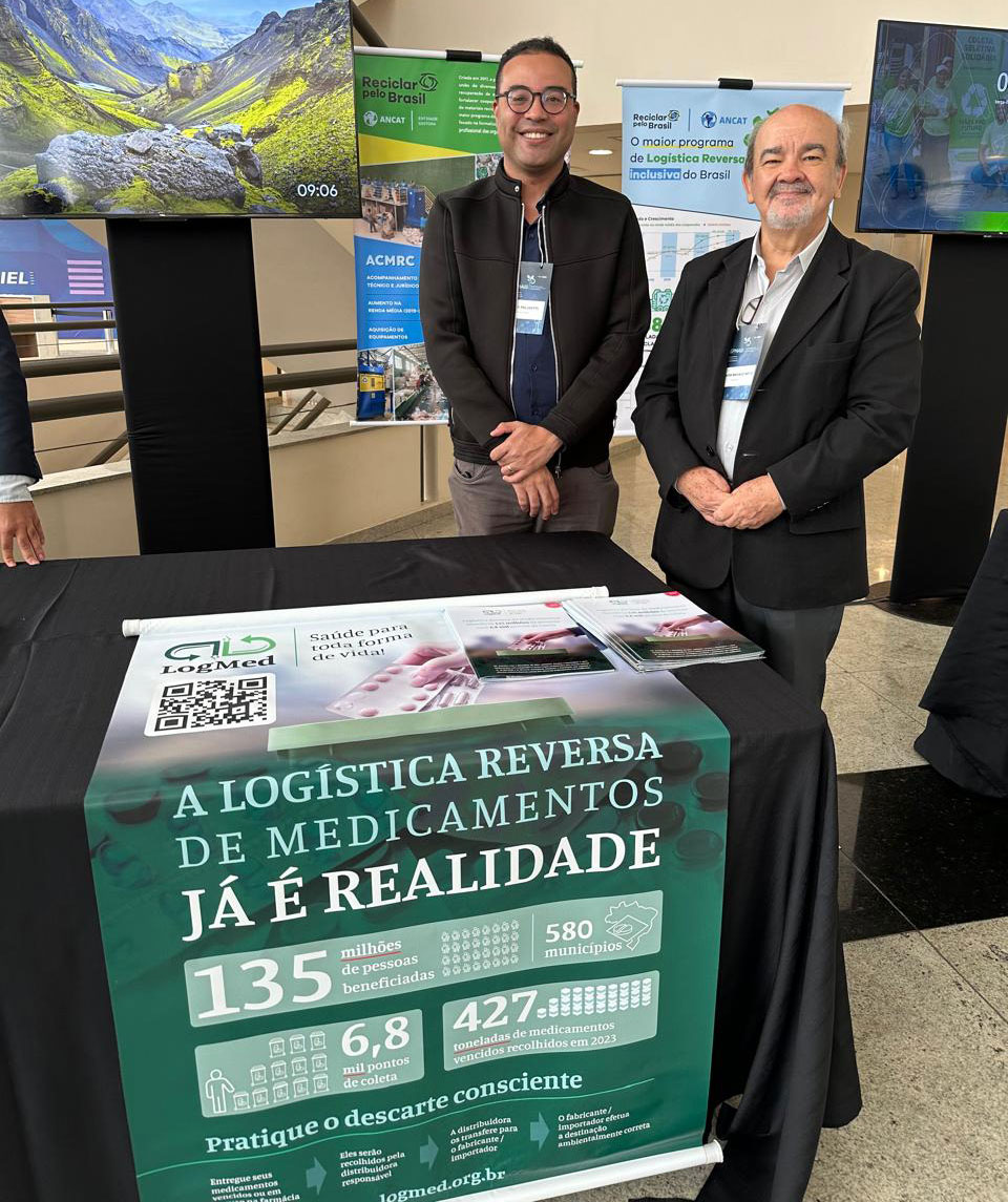  Diego Paludetti (Sindusfarma) e Serafim Branco Neto (Abrafarma) apresentam o LogMed no Paraná